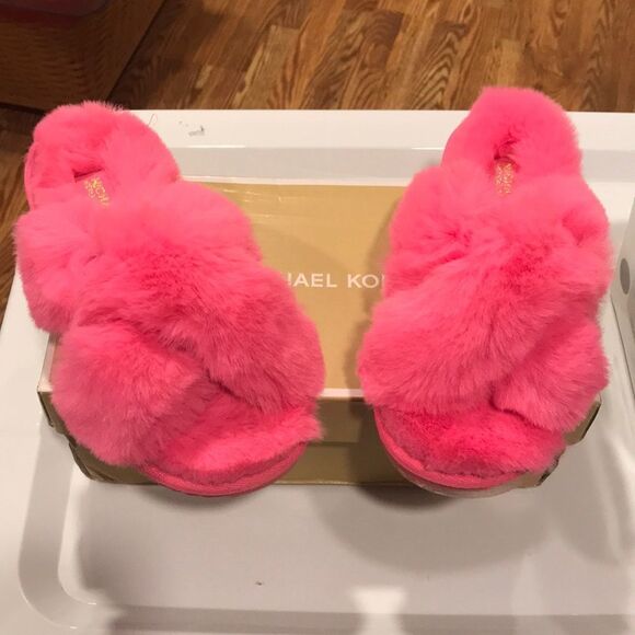 NIB Michael Kors Lala Fuzzy slippers - Picture 1 of 4